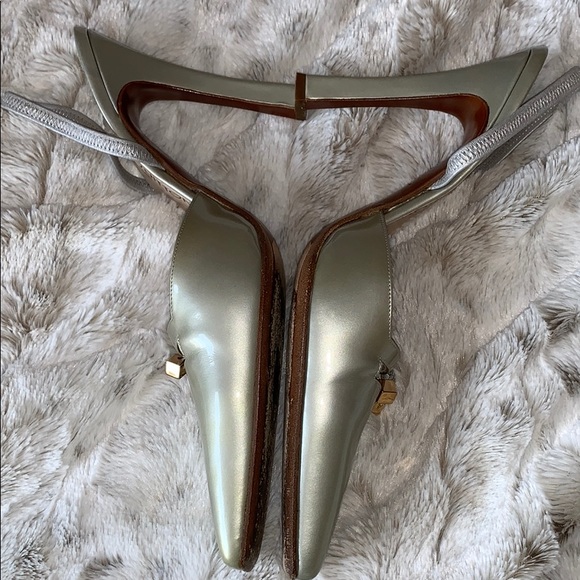 Louis Vuitton - Picture 2 of 9